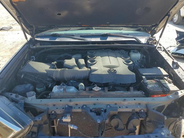 2018 TOYOTA 4RUNNER — Engine bay
