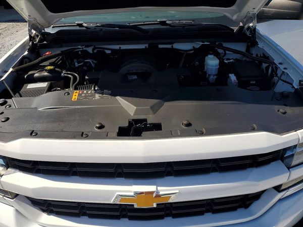 2019 CHEVROLET SILVERADO Custom — Engine bay