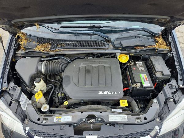 2017 DODGE GRAND CARAVAN SXT — Engine bay