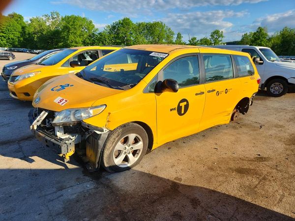 2016 TOYOTA SIENNA — Front 3/4