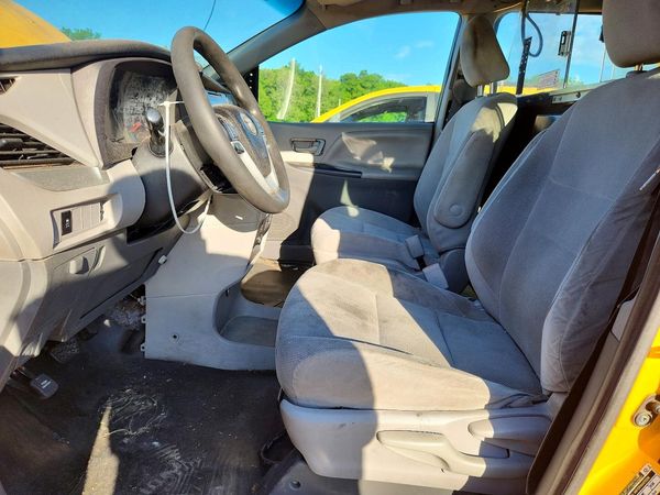 2016 TOYOTA SIENNA — DENT