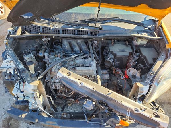 2016 TOYOTA SIENNA — Engine bay