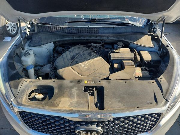 2018 KIA SORENTO L, LX — Engine bay