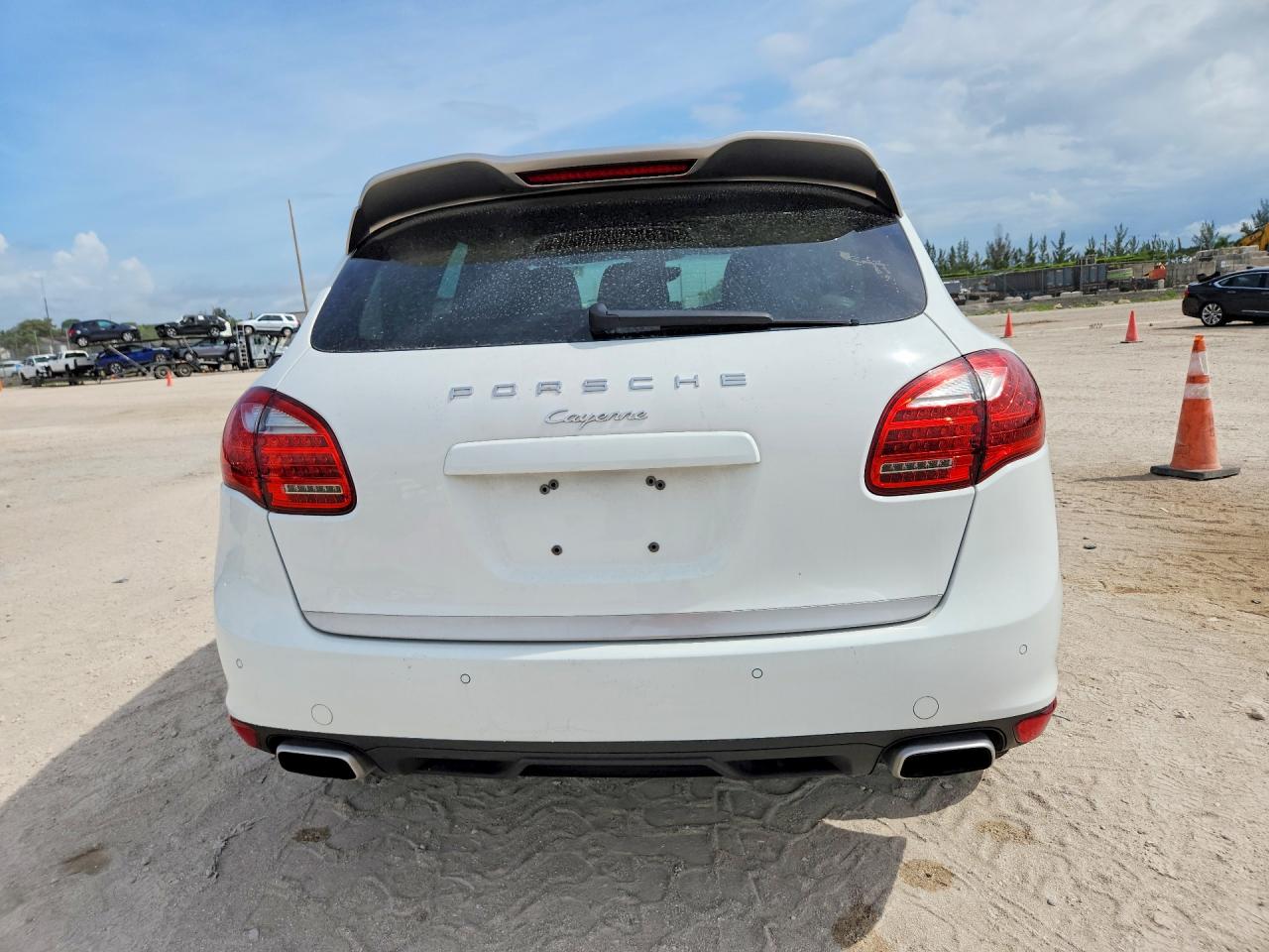 2014 PORSCHE CAYENNE
