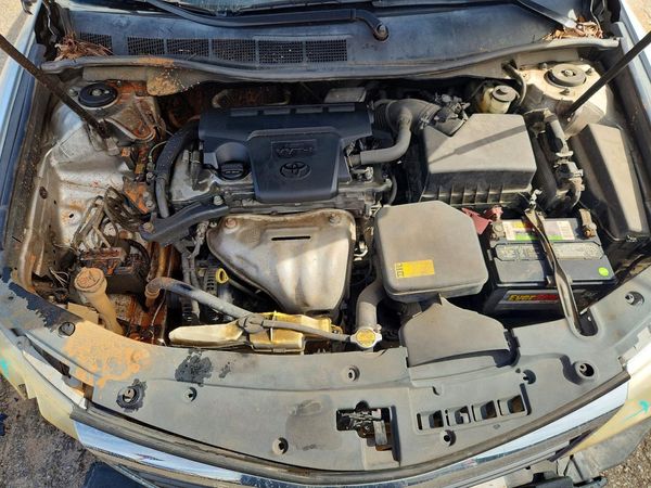 2014 TOYOTA CAMRY — Engine bay