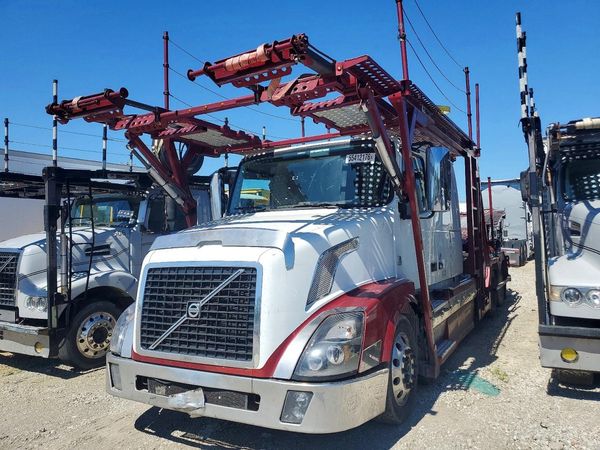 2015 VOLVO VNL