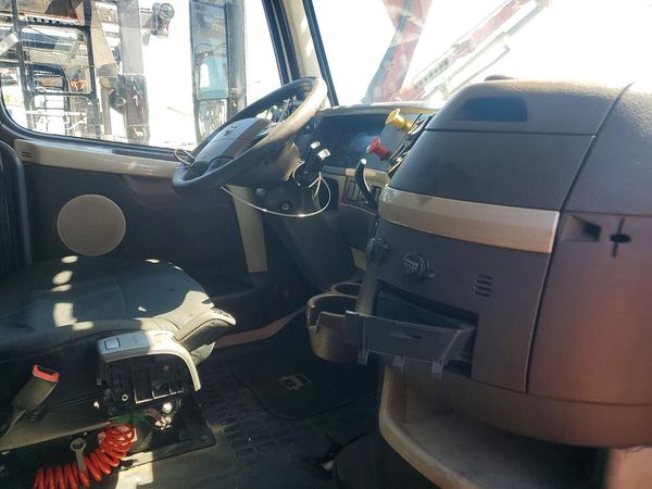 2015 VOLVO VNL