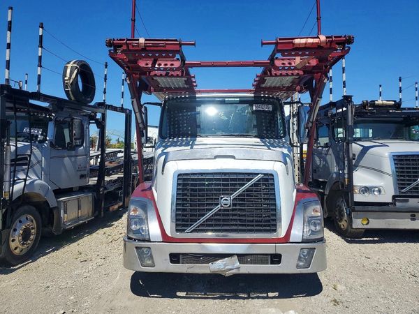 2015 VOLVO VNL