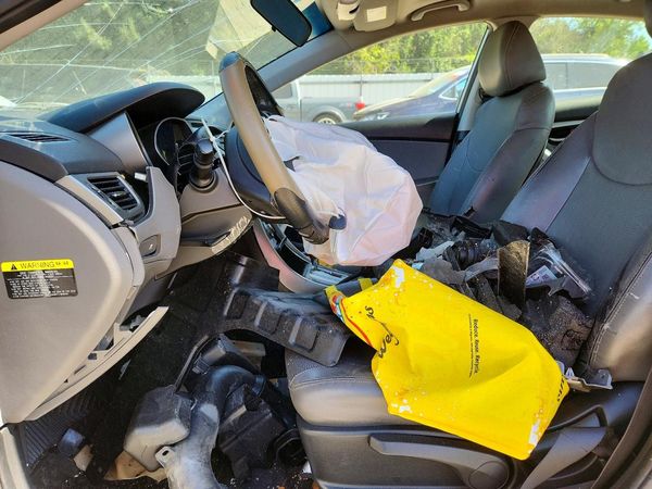 2012 HYUNDAI ELANTRA GLS(Middle grade) — DENT