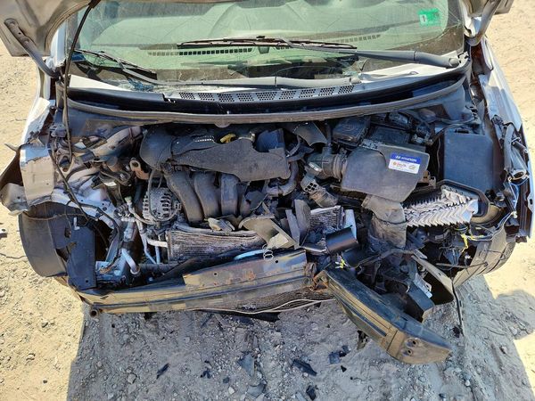 2012 HYUNDAI ELANTRA GLS(Middle grade) — Engine bay