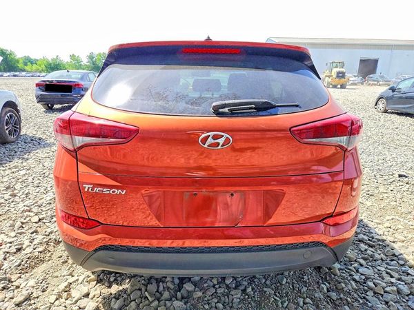 2017 HYUNDAI TUCSON SE (no options)