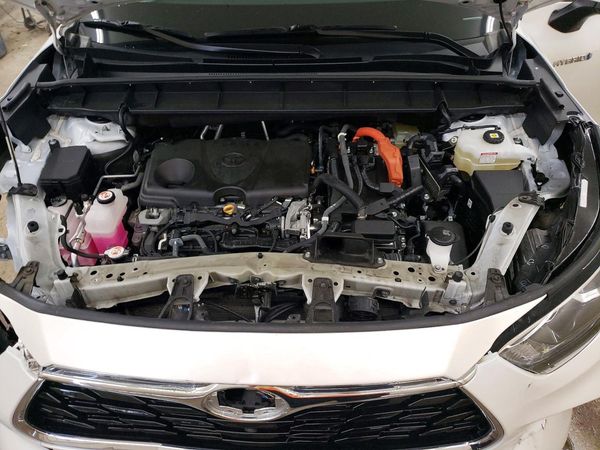 2021 TOYOTA HIGHLANDER Limited — Engine bay
