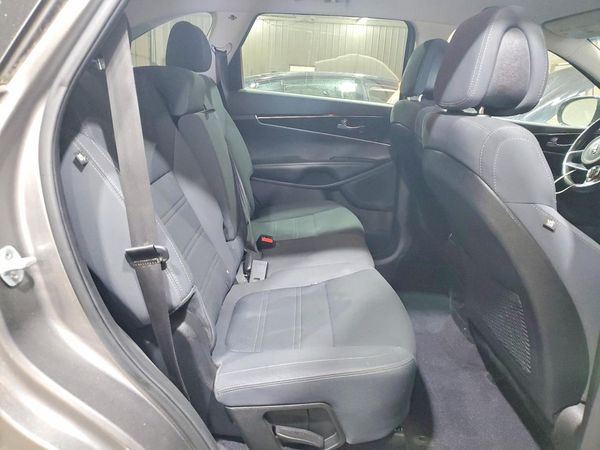 2016 KIA SORENTO L / LX