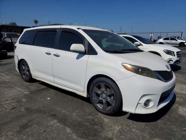 2017 TOYOTA SIENNA SE/SE Premium