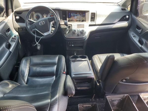 2017 TOYOTA SIENNA SE/SE Premium