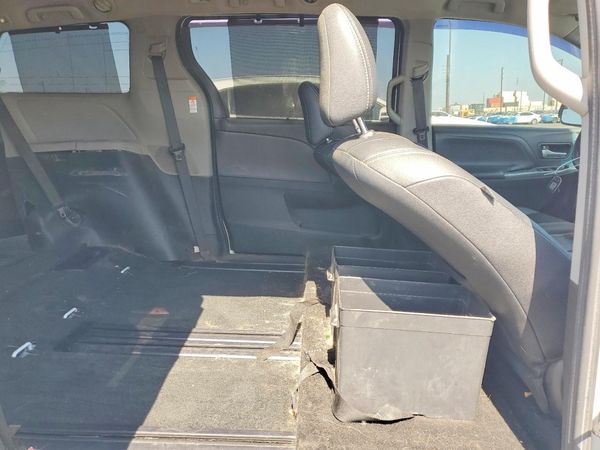 2017 TOYOTA SIENNA SE/SE Premium