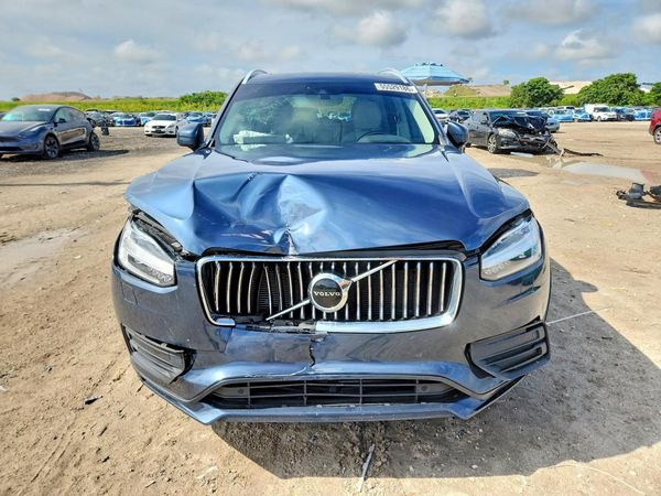 2021 VOLVO XC90 Momentum