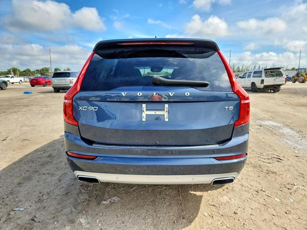 2021 VOLVO XC90 Momentum