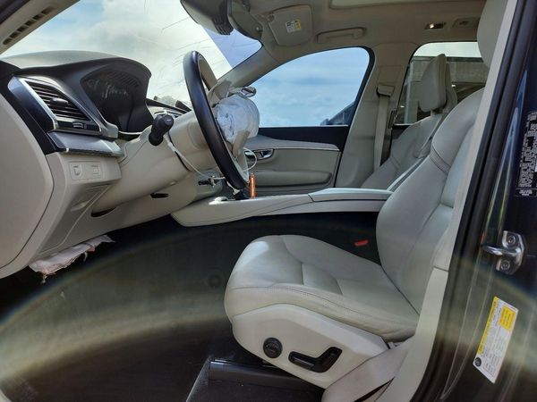 2021 VOLVO XC90 Momentum