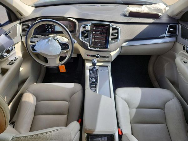 2021 VOLVO XC90 Momentum