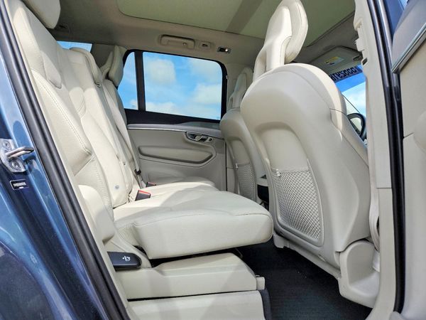 2021 VOLVO XC90 Momentum