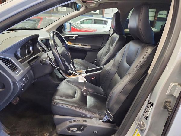 2015 VOLVO XC60 Premier (non R design)