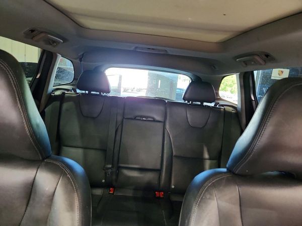 2015 VOLVO XC60 Premier (non R design)