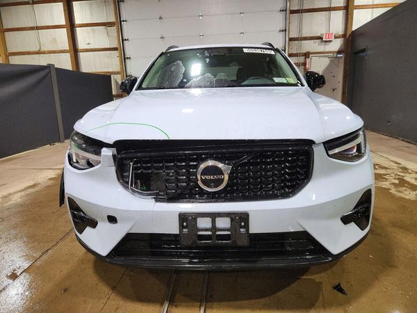 2026 VOLVO XC40 Plus Dark