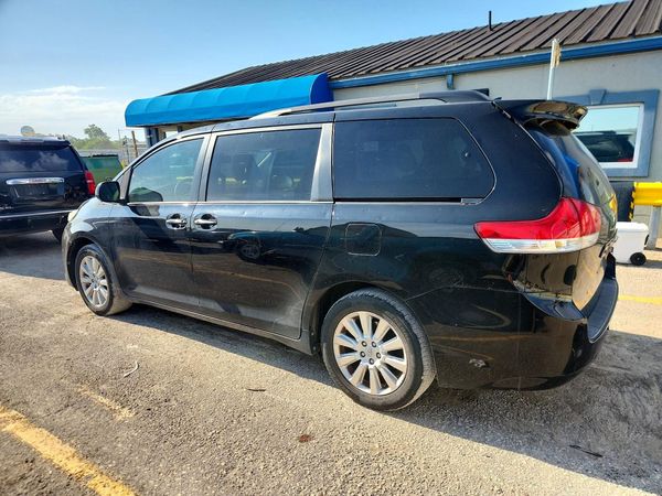 2014 TOYOTA SIENNA