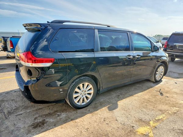2014 TOYOTA SIENNA