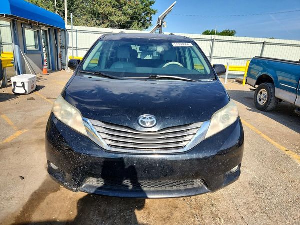 2014 TOYOTA SIENNA