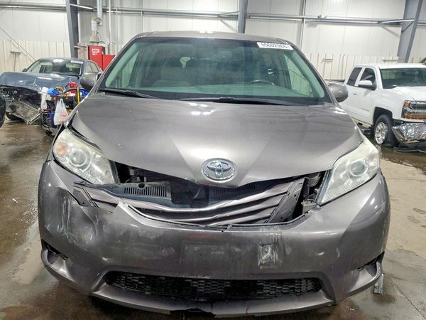 2017 TOYOTA SIENNA LE