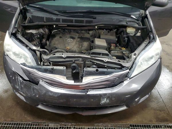 2017 TOYOTA SIENNA LE