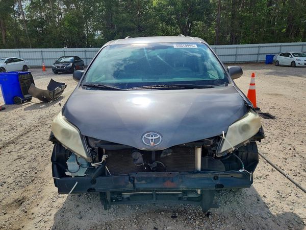 2012 TOYOTA SIENNA