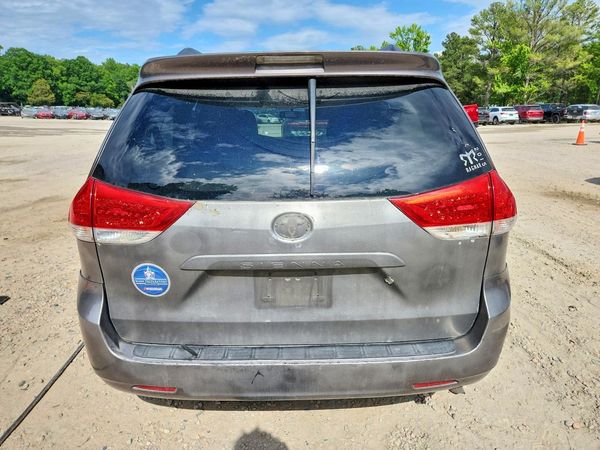 2012 TOYOTA SIENNA