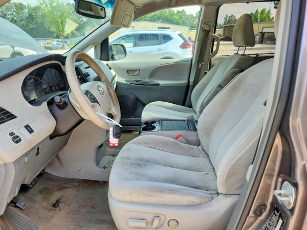 2012 TOYOTA SIENNA