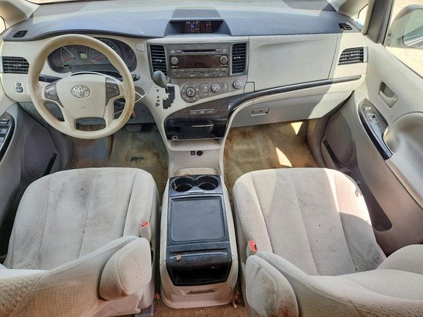 2012 TOYOTA SIENNA
