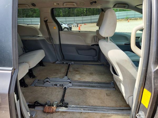 2012 TOYOTA SIENNA