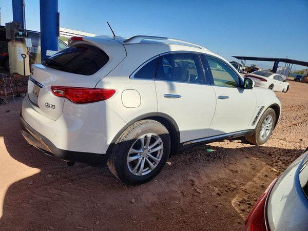 2016 INFINITI QX70