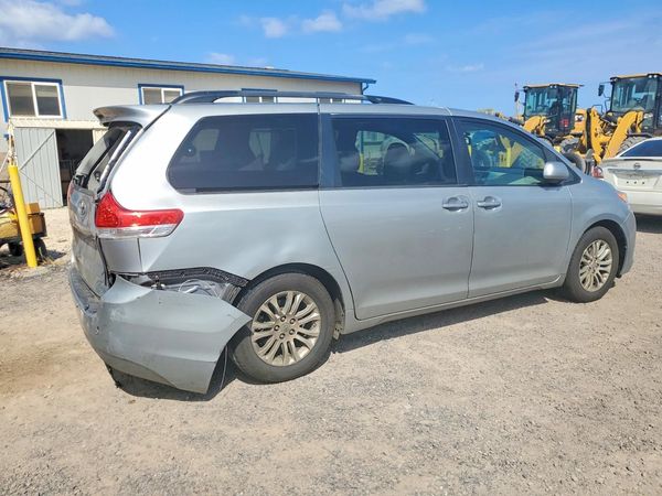 2012 TOYOTA SIENNA