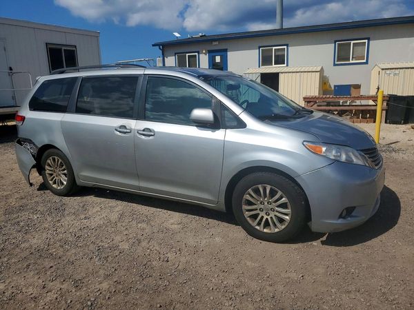 2012 TOYOTA SIENNA