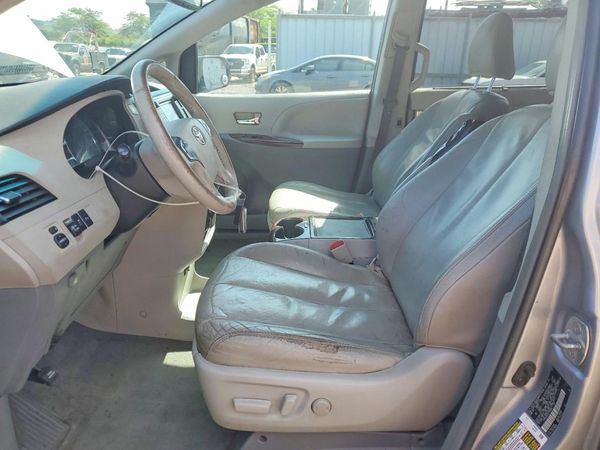 2012 TOYOTA SIENNA