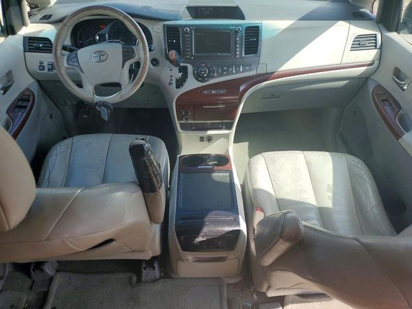 2012 TOYOTA SIENNA