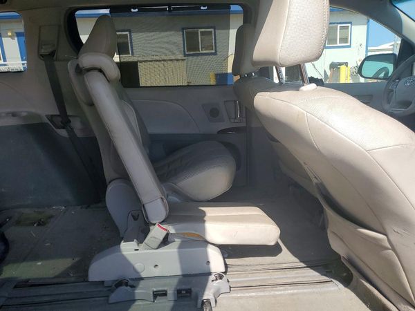 2012 TOYOTA SIENNA