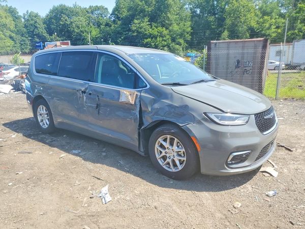 2023 CHRYSLER PACIFICA Touring L — Passenger 3/4