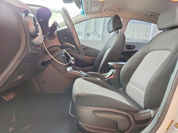2021 HYUNDAI KONA SE
