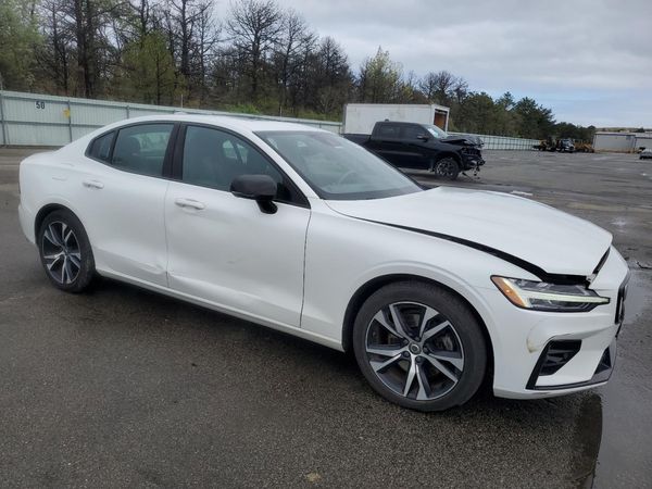 2021 VOLVO S60