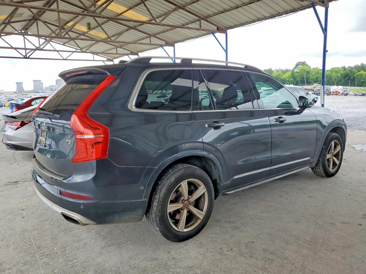 2017 VOLVO XC90 Momentum