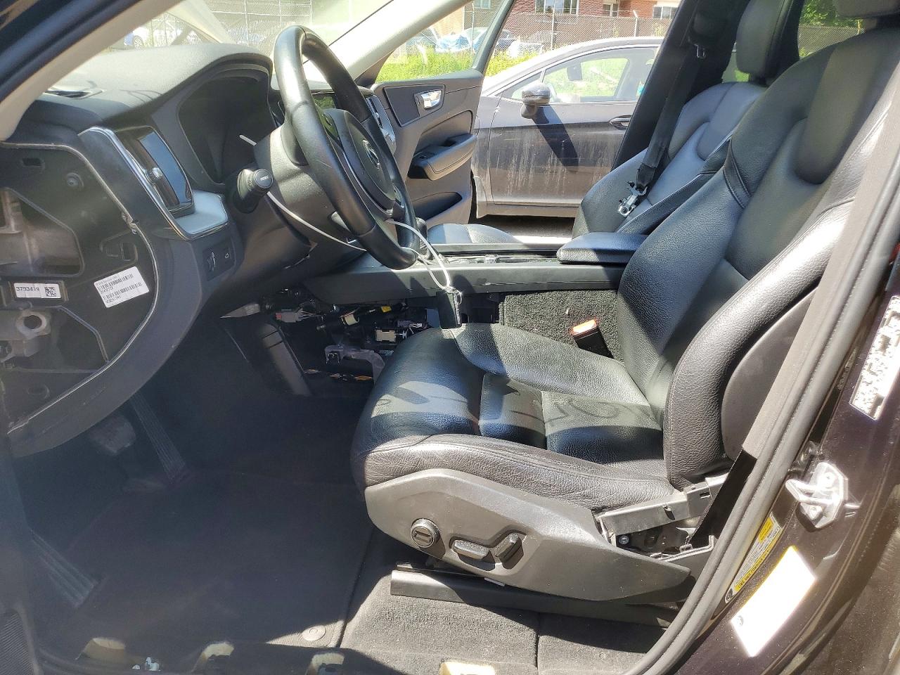 2020 VOLVO XC60 Momentum