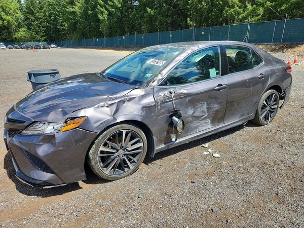 2020 TOYOTA CAMRY XSE — Front 3/4